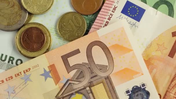 欧州連合紙幣と硬貨白い背景の上。ユーロ通貨。ユーロ硬貨。ユーロ紙幣。100 ユーロ。50 ユーロ。10 ユーロ。ユーロ紙幣。Eu 法案 - 映像、動画
