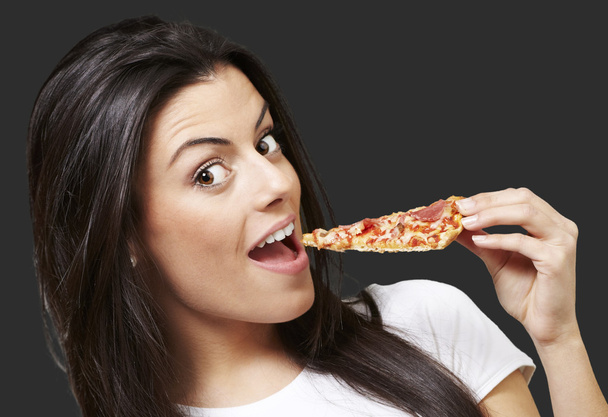 kobieta jedząca pizzę - Zdjęcie, obraz