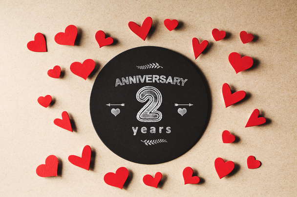 Aniversario 2 años mensaje con corazones pequeños
 - Foto, Imagen