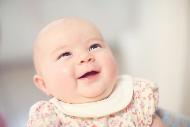 新生児の女の子を笑顔  - 写真・画像