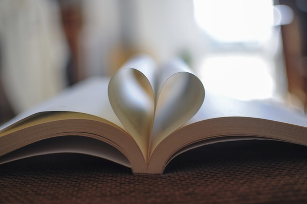 Páginas de un libro curvado en forma de corazón - Foto, Imagen