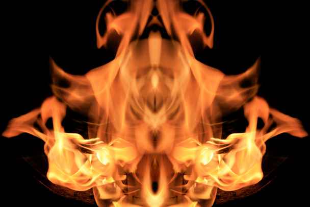 Горящий огонь - Фото, изображение