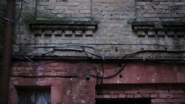 Elhagyott tégla épület, hely a kínzó ember, semmilyen módon nem nehéz - Felvétel, videó