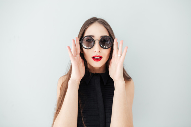 Beautiful woman in sunglasses - Valokuva, kuva