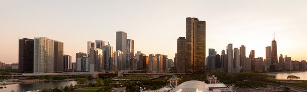 ネイビー ・ ピアからシカゴに沈む夕日 - 写真・画像