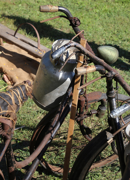 Caixote do leite e bicicleta histórica enferrujada leiteiro
 - Foto, Imagem