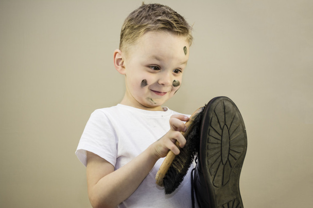 jongen schijnt schoenen - Foto, afbeelding