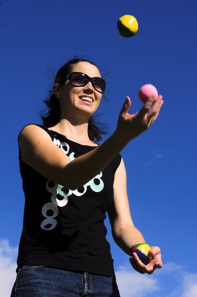 Nainen jonglööraus pallot
 - Valokuva, kuva