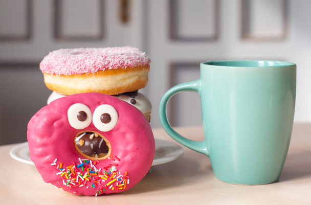 Чай со сладкими яркими пончиками
 - Фото, изображение