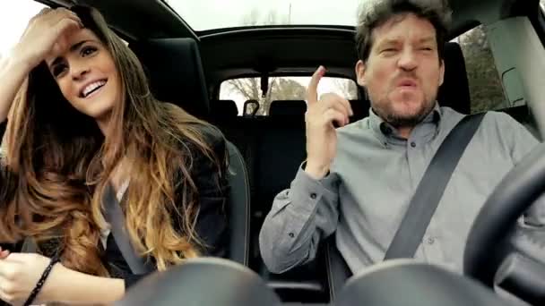 Gente de negocios feliz bailando conduciendo coche cámara lenta al atardecer
 - Imágenes, Vídeo