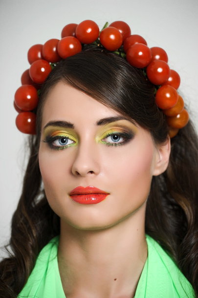 Vegetarian girl with tomato on her head - Fotoğraf, Görsel