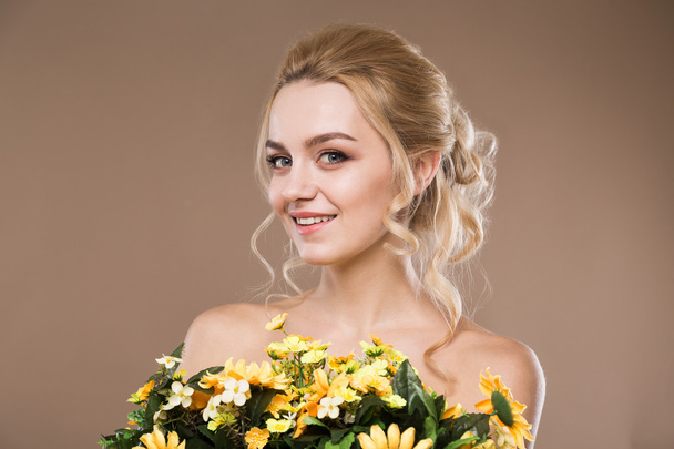блондинка з квітами в руках
 - Фото, зображення