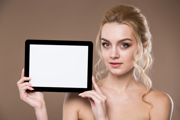 portrait of a girl with the tablet - Foto, Bild