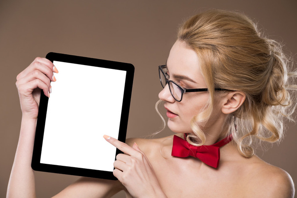 retrato de una chica con una tableta en las manos
 - Foto, Imagen