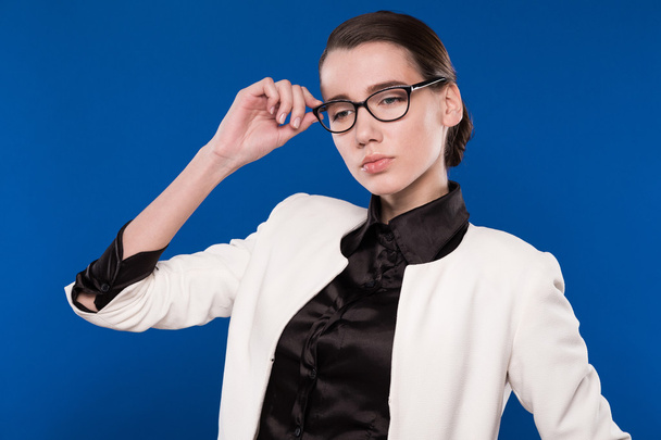girl with glasses on a blue background - Fotoğraf, Görsel
