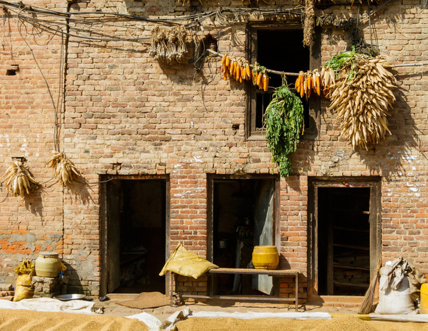 Casa con pannocchie di mais appesa ad asciugare in Nepal
 - Foto, immagini