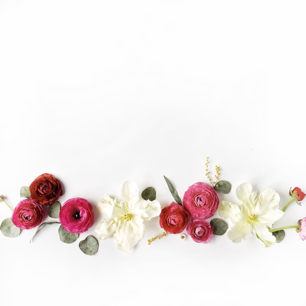 Pink and red roses or ranunculus  - 写真・画像