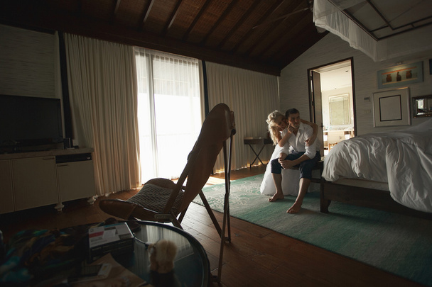 Красива пара готується до весілля в спальні з ліжком на балдахіні
 - Фото, зображення