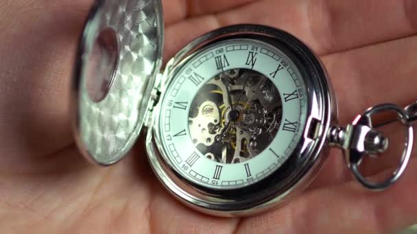 Reloj de bolsillo en mano masculina, minutos de vida humana, historia. El tiempo pasa
 - Metraje, vídeo