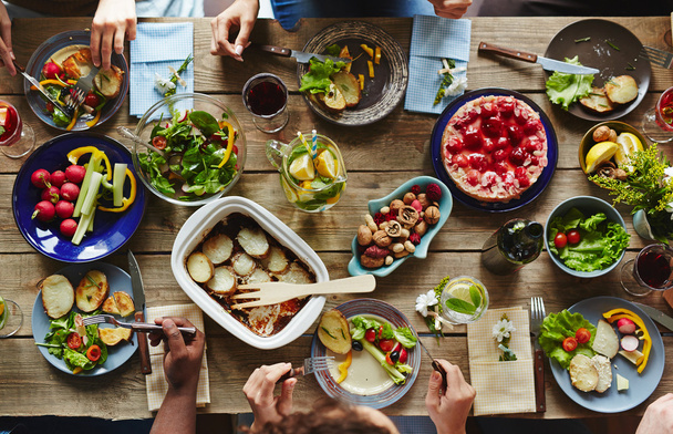 Ihmiset syövät päivällistä
 - Valokuva, kuva