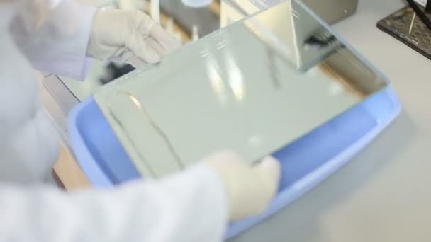 Technicien travaillant avec des matériaux polymères
 - Séquence, vidéo
