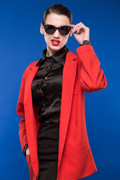 woman in sunglasses and red lipstick on the lips - Fotoğraf, Görsel