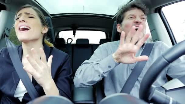 Hombre y mujer de negocios cantando como loco coche de conducción en cámara lenta
 - Imágenes, Vídeo