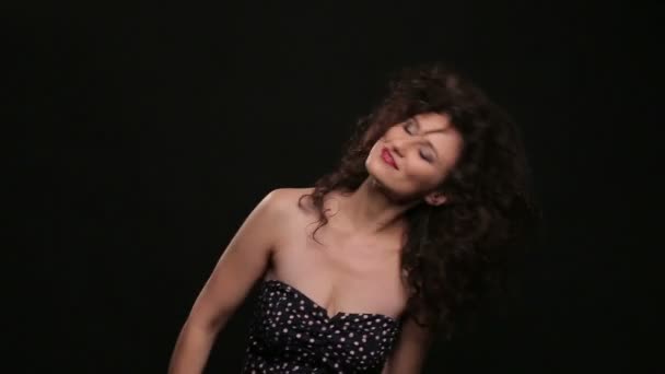 Mladá bruneta s dlouhými hnědými kudrnatými vlasy tanec - Záběry, video
