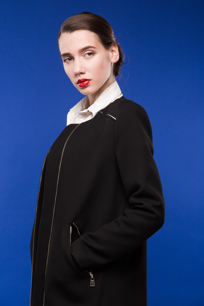 Nuori tyttö musta takki ja valkoinen pusero
 - Valokuva, kuva