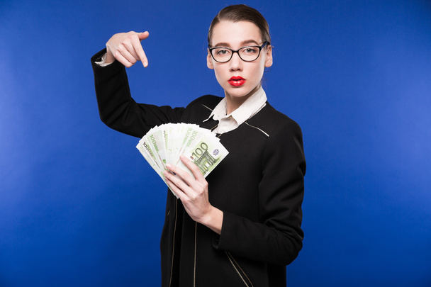 junges Mädchen mit einem Stapel Geld in den Händen von - Foto, Bild