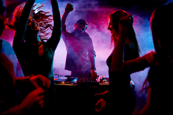 Люди танцуют на вечеринке - Фото, изображение