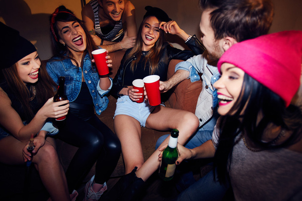 swag ihmisiä juomien kanssa
 - Valokuva, kuva