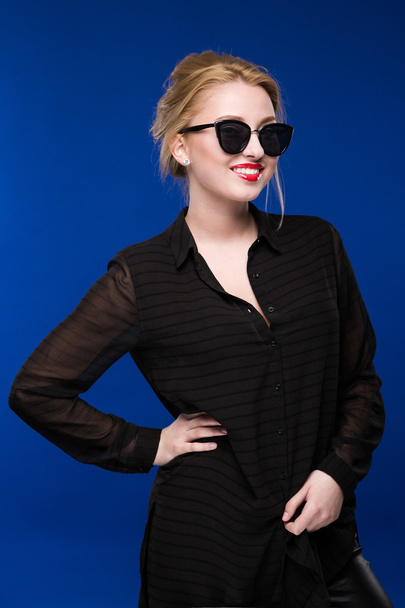 girl with glasses in a black shirt - Φωτογραφία, εικόνα