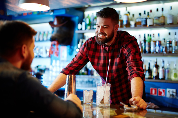 Barman haciendo cóctel
  - Foto, Imagen