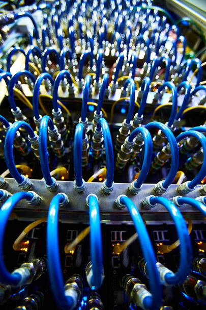 Суперкомп'ютер з рядами кабелів
  - Фото, зображення