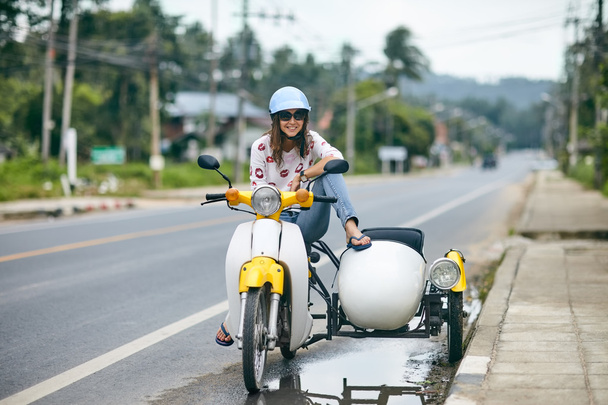femme assise sur une moto rétro
 - Photo, image