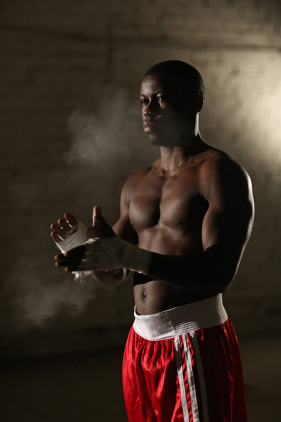 Afrikanisch-amerikanischer Boxer in roten Shorts im Fitnessstudio - Foto, Bild