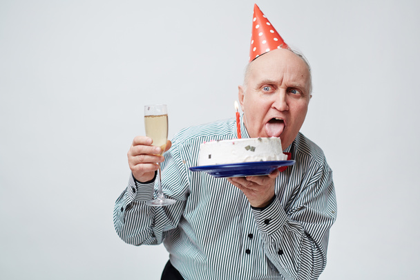 Homem sênior com bolo de aniversário
 - Foto, Imagem
