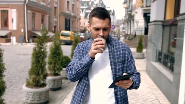 Genç adam sokakta tablet bilgisayar kullanarak - Video, Çekim