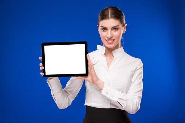 jong meisje in een witte blouse met tablet in de hand - Foto, afbeelding