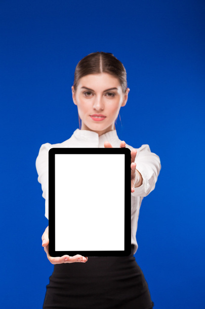 nainen, jolla on tabletti keskittyen siniseen taustaan
 - Valokuva, kuva
