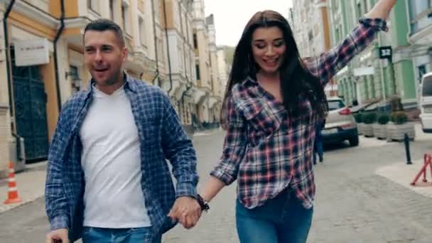 Lunghezza completa di una coppia sorridente che cammina sul marciapiede
 - Filmati, video
