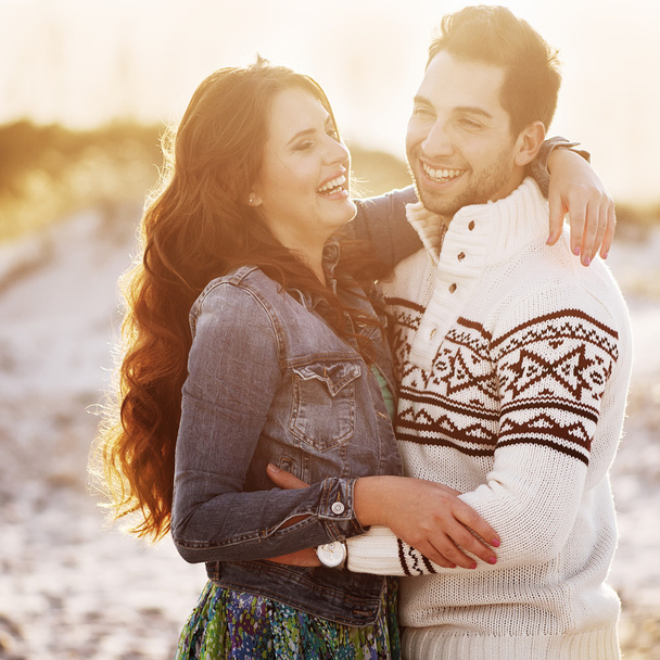 Adorável jovem casal na praia
 - Foto, Imagem