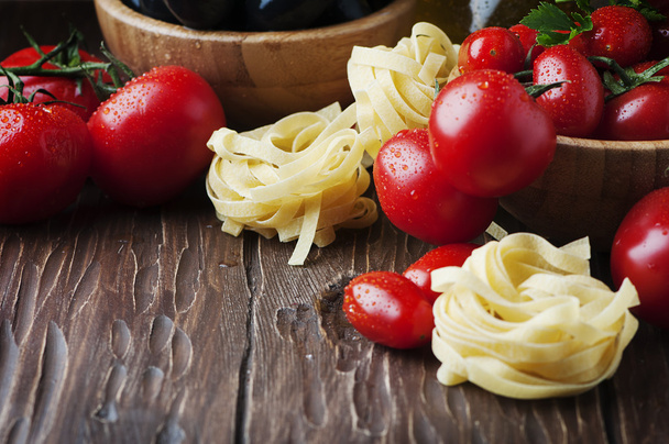 Italian spaghetti with ripe tomatoes - Foto, afbeelding