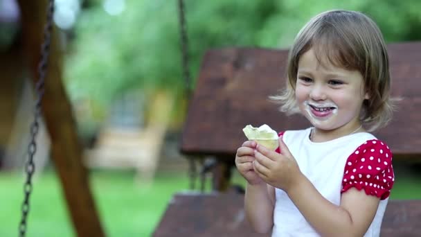 Meisje eet ijs - Video