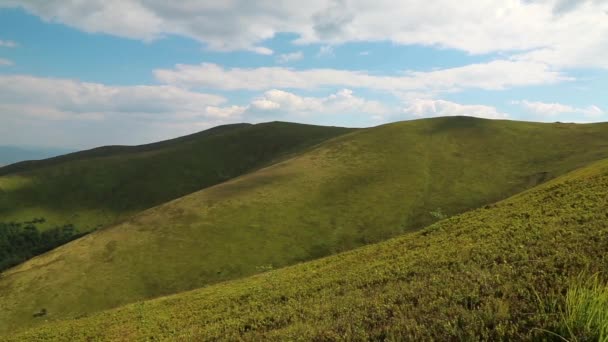 Felhők és a zöld áfonya bokrok hegyei - Felvétel, videó