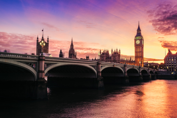 Drámai naplemente felett híres Big Ben óratorony Londonban, Egyesült Királyság. - Fotó, kép