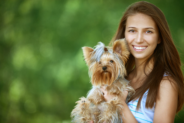Femme souriante avec Yorkshire Terrier
 - Photo, image