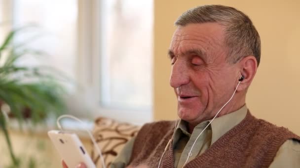 Hombre mayor con teléfono inteligente blanco habla
 - Imágenes, Vídeo