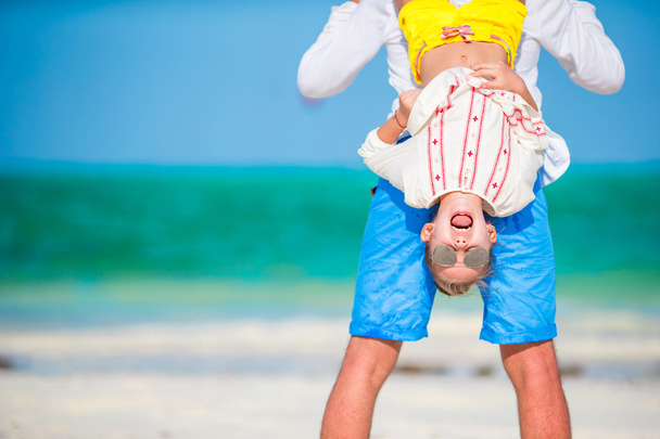 Buon padre e la sua adorabile figlioletta sulla spiaggia tropicale divertirsi - Foto, immagini